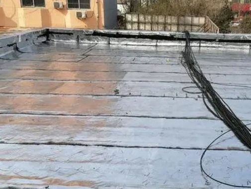 苏仙卫生间漏水维修公司分享下苏仙屋面楼顶防水刚性防水层施工要点。